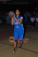 Neetu Chandra dabbles with Basket-Ball in Churchgate, Mumbai on 9th April 2011 (4).JPG