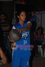 Neetu Chandra dabbles with Basket-Ball in Churchgate, Mumbai on 9th April 2011 (7).JPG