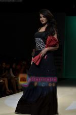 Sonal Chauhan walks the ramp for Sylph By Sadan show on Wills Lifestyle India Fashion Week 2011 � Day 4 in Delhi on 9th April 2011 (17).JPG