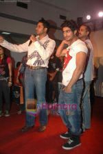 Abhishek Bachchan, Prateik Babbar at Dum Maro Dum Promotion in Mumbai on 10th April 2011 (96).JPG