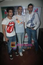 Abhishek Bachchan, Prateik Babbar, Rohan Sippy at Dum Maro Dum Promotion in Mumbai on 10th April 2011 (14).JPG