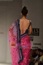 Model walks the ramp for Rabani Rakha show on Wills Lifestyle India Fashion Week 2011-Day 5 in Delhi on 10th April 2011 (14).JPG
