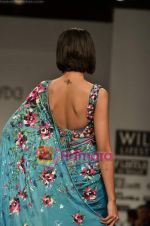 Model walks the ramp for Rabani Rakha show on Wills Lifestyle India Fashion Week 2011-Day 5 in Delhi on 10th April 2011 (18).JPG