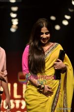 Vidya Balan at Sabyasachi show on Wills Lifestyle India Fashion Week 2011-Day 5 in Delhi on 10th April 2011 (26).JPG
