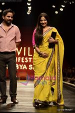 Vidya Balan at Sabyasachi show on Wills Lifestyle India Fashion Week 2011-Day 5 in Delhi on 10th April 2011 (27).JPG