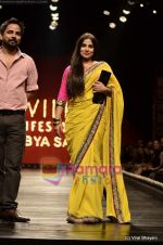Vidya Balan at Sabyasachi show on Wills Lifestyle India Fashion Week 2011-Day 5 in Delhi on 10th April 2011 (31).JPG