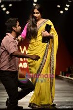 Vidya Balan at Sabyasachi show on Wills Lifestyle India Fashion Week 2011-Day 5 in Delhi on 10th April 2011 (38).JPG