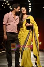 Vidya Balan at Sabyasachi show on Wills Lifestyle India Fashion Week 2011-Day 5 in Delhi on 10th April 2011 (43).JPG
