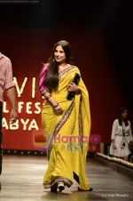 Vidya Balan at Sabyasachi show on Wills Lifestyle India Fashion Week 2011-Day 5 in Delhi on 10th April 2011 (47).JPG