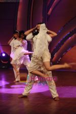 at Zee TV Dance Ke Superstars on 12th April 2011 (16).JPG