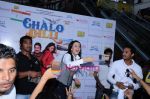 Yana Gupta Does Flash Mob activity to promote Chalo Dilli in   Phoenix Mills on 15th April 2011 (10).JPG