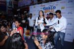 Yana Gupta Does Flash Mob activity to promote Chalo Dilli in   Phoenix Mills on 15th April 2011 (11).JPG