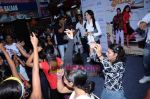 Yana Gupta Does Flash Mob activity to promote Chalo Dilli in   Phoenix Mills on 15th April 2011 (15).JPG