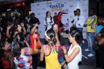 Yana Gupta Does Flash Mob activity to promote Chalo Dilli in   Phoenix Mills on 15th April 2011 (16).JPG