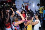 Yana Gupta Does Flash Mob activity to promote Chalo Dilli in   Phoenix Mills on 15th April 2011 (17).JPG