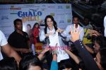 Yana Gupta Does Flash Mob activity to promote Chalo Dilli in   Phoenix Mills on 15th April 2011 (9).JPG