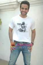 Tusshar Kapoor promote Shor in the City in Mumbai on 17th April 2011 (17).JPG