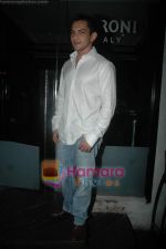Aditya Narayan at Sunidhi_s bash for Enrique track in Vie Lounge on 18th April 2011 (18).JPG