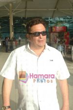 Rishi Kapoor Snapped at domestic airport in Mumbai on 18th April 2011 (2).JPG