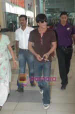 Shahrukh Khan Snapped at domestic airport in Mumbai on 18th April 2011 (3).JPG