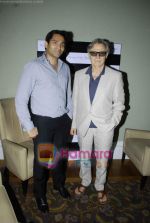 Harvey Keitel ties up with Bollywod producer of film Udaan Sanjay Singh in Colaba on 20th April 2011 (11).JPG