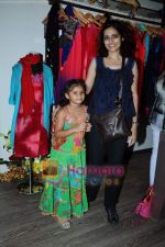 at Aparna Badlani & Azmina Rahimtoola present  Atosa fashion store in Khar on 27th April 2011 (71).JPG