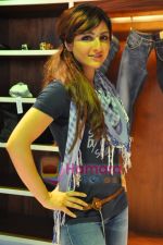 Soha Ali Khan at GAS photo-shoot in GAS Store, Mumbai on 29th April 2011 (5).JPG