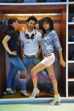 Soha Ali Khan, Rajeev Khandelwal, Mrinalini Sharma at GAS photo-shoot in GAS Store, Mumbai on 29th April 2011 (8).JPG