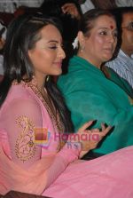 Sonakshi Sinha at Dadasaheb Phalke Awards in Bhaidas Hall on 3rd May 2011 (23).JPG