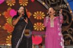 Alka Yagnik, Kavita Krishnamurthy at Pyarelal_s musical concert in Andheri Sports Complex on 7th May 2011 (2).JPG