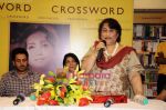 Priya Dutt, Gurdas Mann at Divya Duttas mom Nalini_s book launch in Crossword, Mumbai on 8th May 2011 (45).JPG