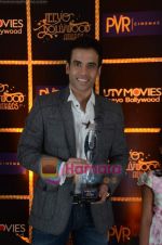 Tusshar Kapoor wins Best Actor in a comic role at the 1st Jeeyo Bollywood Awards on 10th May 2011 (25).JPG