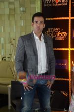 Tusshar Kapoor wins Best Actor in a comic role at the 1st Jeeyo Bollywood Awards on 10th May 2011 (45).JPG