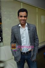 Tusshar Kapoor wins Best Actor in a comic role at the 1st Jeeyo Bollywood Awards on 10th May 2011.JPG
