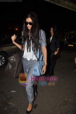 Sonam Kapoor leave for Cannes in Airport, Mumbai on 13th May 2011 (8) - Copy.JPG