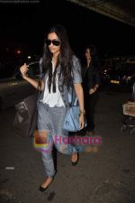Sonam Kapoor leave for Cannes in Airport, Mumbai on 13th May 2011 (9) - Copy.JPG