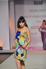 at Rachna Sansad Fashion show in Ravindra Natya Mandir on 18th May 2011 (2).JPG