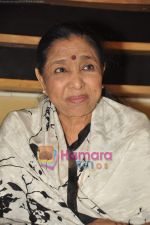 Asha Bhosle records for Neil Ko Pakadana film in Andheri on 21st May 2011 (15).JPG