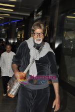 Amitabh Bachchan and Jaya Bachchan return from London in Mumbai Airport on 26th May 2011 (10).JPG