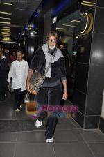 Amitabh Bachchan and Jaya Bachchan return from London in Mumbai Airport on 26th May 2011 (11).JPG