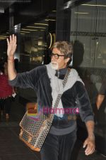 Amitabh Bachchan return from London in Mumbai Airport on 26th May 2011 (4).JPG