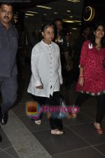 Jaya Bachchan return from London in Mumbai Airport on 26th May 2011 (6).JPG
