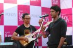 Farhan Akhtar enthralls largest girly gang at Pond_s fun in the sun in Mumbai on 27th May 2011-1 (17).JPG