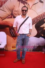 Farhan Akhtar enthralls largest girly gang at Pond_s fun in the sun in Mumbai on 27th May 2011-1 (7).JPG