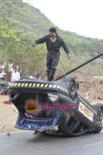 Akshay Kumar performs a mindboggling stunt for Khatron Ke Khiladi 4 in Filmcity, Mumbai on 2nd June 2011 (38).JPG