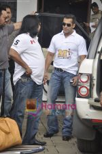 Salman Khan leaves for CCL opening ceremony in Airport, Mumbai on 3rd June 2011 (8).JPG