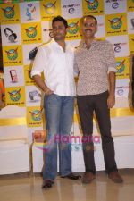 Abhishek Bachchan, Rohan Sippy at Dum Maro Dum DVD launch in Shoppers Stop, Mumbai on 4th June 2011 (7)~0.JPG