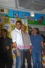 Abhishek Bachchan, Rohan Sippy at Dum Maro Dum DVD launch in Shoppers Stop, Mumbai on 4th June 2011 (9).JPG