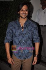 Vivek Oberoi at CPAA art exhibition in Breach Candy on 6th June 2011 (2).JPG