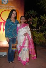 Asha Bhosle, Padmini Kolhapure at Maaee film bash in Lokhandwala on 8th June 2011 (9).JPG